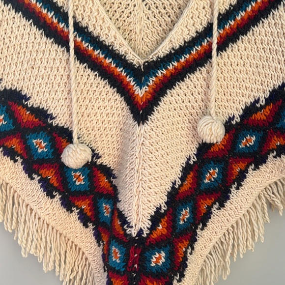 Vintage 1970s Chunky Knit Wool Chevron Cape Poncho - Picture 5 of 11